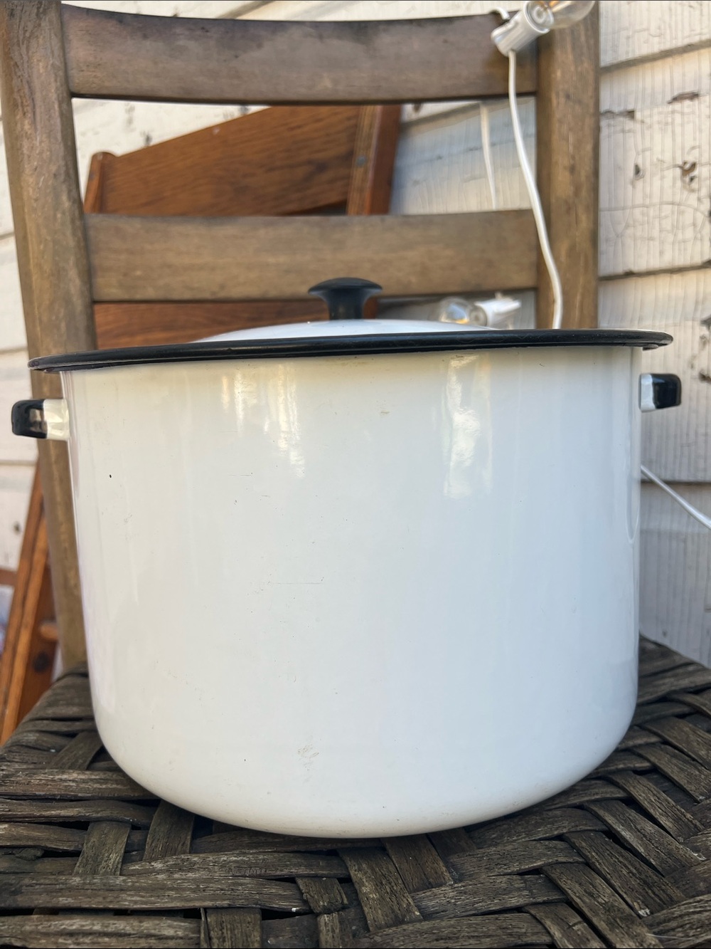 White Enamel Stockpot with Lid – Classic White Cookware